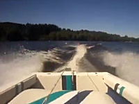 水上スキーを引くボートが後ろにばかり気を取られて陸に乗り上げちゃう動画。
