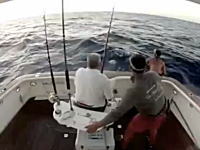 カジキ釣りでカジキがボートに飛び込んで釣り人がボートから飛び出した！？