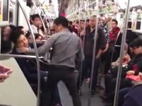 こんな喧嘩めったに見る事ないｗｗｗ地下鉄でグーパンチの応酬。喧嘩動画。