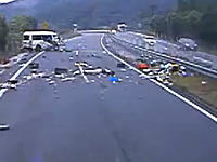 日本の高速道路で事故った1BOX車から乗員2名が投げ出される瞬間を撮影した車載