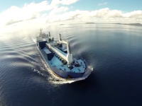 自分の乗っている船（タンカー）を船からカメラを飛ばし上空から撮影した大迫力の映像