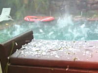 雹の嵐で我が家の庭が大変な事になっている動画。これは神さんがお怒りやで。