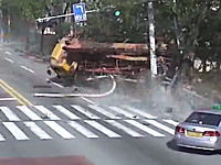 韓国でコンクリートポンプ車が後ろ向きに暴走。電柱をなぎ倒し複数の車を巻き込む