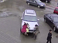 女性ドライバーがブレーキを踏み間違えて歩行者を下敷きに。高画質事故動画。