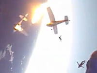 動画キタヨ！飛行機同士が空中衝突で墜落⇒全員パラシュートで脱出の映像。