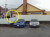 サイゼリアの外にたむろしていたDQNたちが駐車場の車に向かって空き缶を投げる