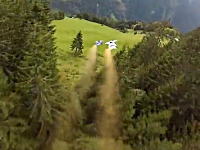斜面だとしても低すぎるだろ。ムササビジャンパーがスイスで低空飛行った