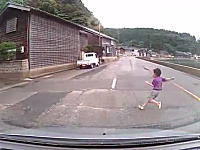 石川県。もうダメかと思うタイミングで子供が飛び出してくるドラレコ動画。