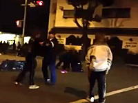 熊本県警GJ動画。警官が体を張って暴走族のバイクを転倒させる。ギャラリーオラオラ