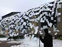 一つのイベントとして楽しめるほどに綺麗な雪国動画。「屋根雪崩」