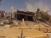 戦争動画。シリアの市街戦。物陰に隠れるゲリラに対して戦車の主砲をドーン
