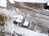 屋根から雪の塊が落下して駐車してあった車が涙目な事になってしまうビデオ。