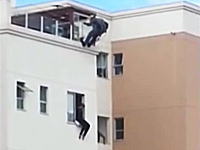 窓から飛び降りようとしている自殺志願者を真上から忍び寄って助けるＧＪ