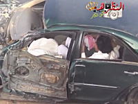 アラブドリフト失敗で対向車のトラックと衝突。潰れた車内から脱出する人たち。