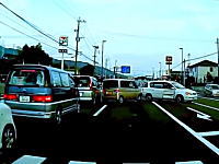 渋滞の車列から飛び出したミニバンに軽四がドーン事故。福岡県筑紫野市