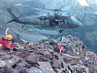 山岳救助ヘリの神業ともいえる着陸。狭い岩場でほぼホバリング状態で救助。