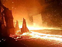 灼熱地獄。溶融金属を扱う製鉄所で事故が起こると恐ろしい事になる(((ﾟДﾟ)))