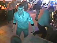 カフェに複数のバット男が殴り込み。ロシアのカフェ襲撃事件の映像が公開される