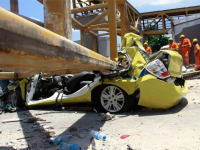 歩道橋が高速道路に落下して4名が死亡した事故現場の映像がヤバい・・・。