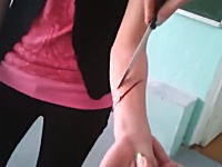 先生が生徒の腕をナイフで切った・・・。と思った実験。どうなってんの・・・。