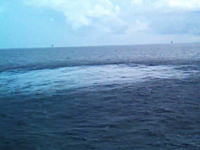 海中で発破作業を行うと海上からはこんな感じで見えるらしい。バンバンバーン