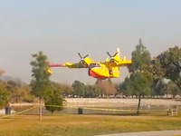 公園の池に水を汲みにきた空中消火機二機を近くから撮影した大迫力の映像。