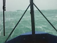 迫ってくる壁のような波。嵐の中を進む船から撮影したビデオに恐怖を感じる。