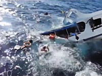 恐ろしいビデオ。プーケットで船が沈没。必死に逃げ出す乗客たちの映像。