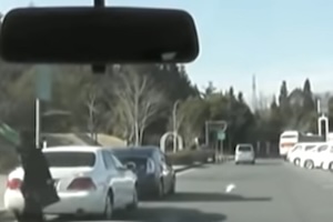 女のヒステリーが酷いYouTube。車内での夫婦喧嘩の様子を撮影したドラレコ映像