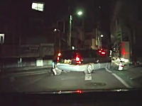 渋谷の路地でモロに車に踏まれてしまう酔っ払いの女性。警察呼ばずに行っちゃうの？