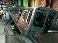 シカゴで起きた電車脱線事故がとんでもない！終点を突き破ってエレベーターに乗り上げる