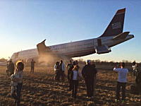 航空機事故。USエアウェイズ機事故で機内から脱出する乗客たちを撮影した映像。