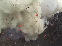 カメラに向かってくる噴煙とマグマ。火山の噴火を真上から撮影してみた。