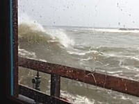 波が荒れている時は「海の見えるレストラン」で食事をするのは危険です動画