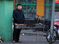 中国でキム・ジョンウンが屋台で働いている！という画像が人気になってる。