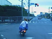 埼玉DQN動画。赤信号に侵入したノーヘル2ケツがトレーラーに突っ込みかける。