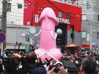 日本はいつも世界の最先端。巨大なディルドを担いで街を練り歩く日本の祭りに世界が驚愕