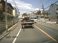 落下物の恐怖。千葉県でトラックの荷台から鉄骨が落ちてきたドライブレコーダー