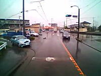 ノールック右折。神奈川で「止まれ」を無視した車が突っ込んできた車載。免許ある？
