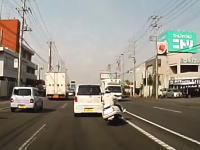 埼玉県でオラオラ運転のビッグスクーターが事故を起こす車載。頭わるすぎるｗｗ