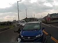 えええ！？どうした。香川県で対向車のフィットが車線を逸れて突っ込んでくる車載
