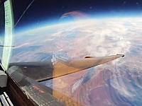 飛行機で上空21キロメートルまで上昇するとまるで宇宙を飛んでいるみたい。