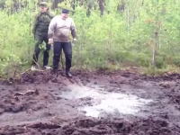 これは見た目より危ない気がする動画。泥だまりに飛び込んだ男性が・・・。