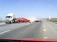 豪快な荷崩れ動画。何トンもある鉄骨を巻き散らかしてしまったトラックあぶい。