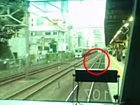 埼京線渋谷駅で男性がホームから飛び降りたため電車が緊急停止した動画。