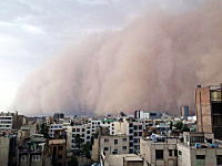 5人の命を奪った巨大砂嵐の映像。闇に包まれて時速112kmの砂粒がーっ！