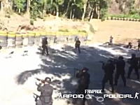 ブラジルの特殊部隊の訓練が危険すぎる(@_@;)実弾射撃している前を仲間が歩く。