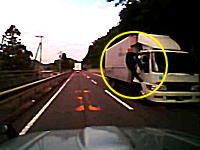 新居浜市で走行中のトラックの運転席にしがみ付く男性の姿が撮影される。