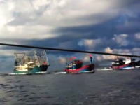 ベトナムの漁船が中国の大型船に体当たりされて沈没した時の映像が公開される。