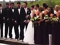 ゆっくりと沈んでいく新郎の友人たち。結婚式の記念撮影で助かったのは4人だけ。